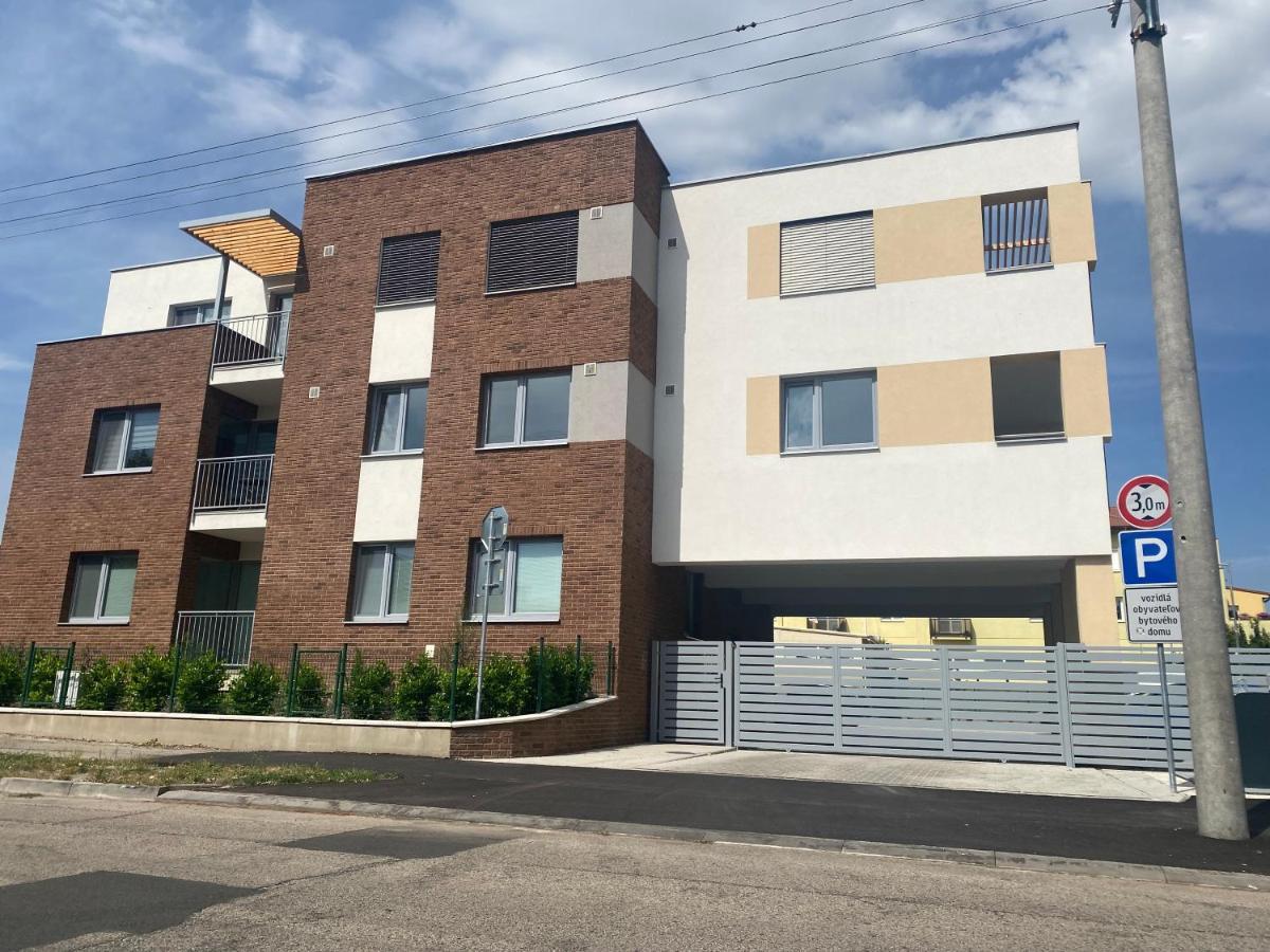 Maja Apartman Dunajská Streda Exterior foto